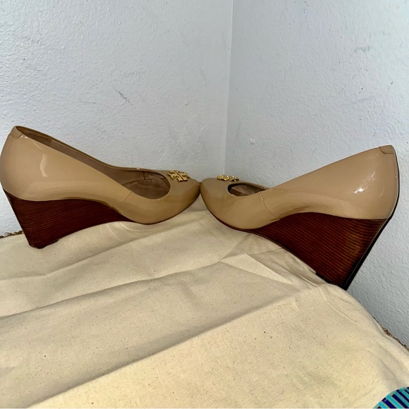 Tory Burch Jade 85MM Burnt Almond Patent Leather Peep Toe Wedge Heels 7.5 Nude - Picture 5 of 10